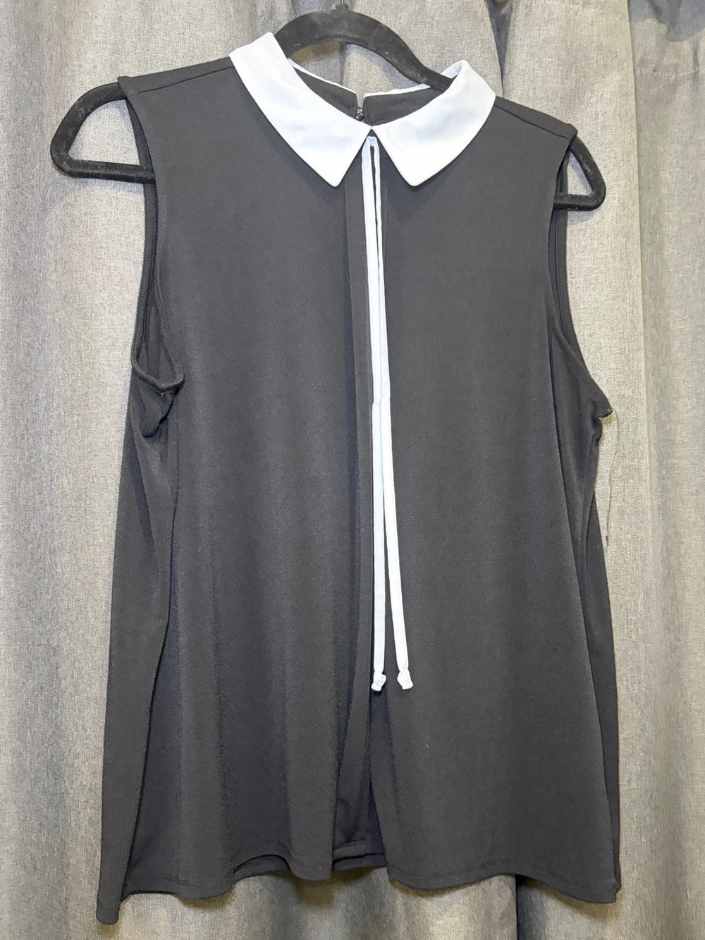 Elle Black Sleeveless Top with White Peter Pan Collar women’s medium